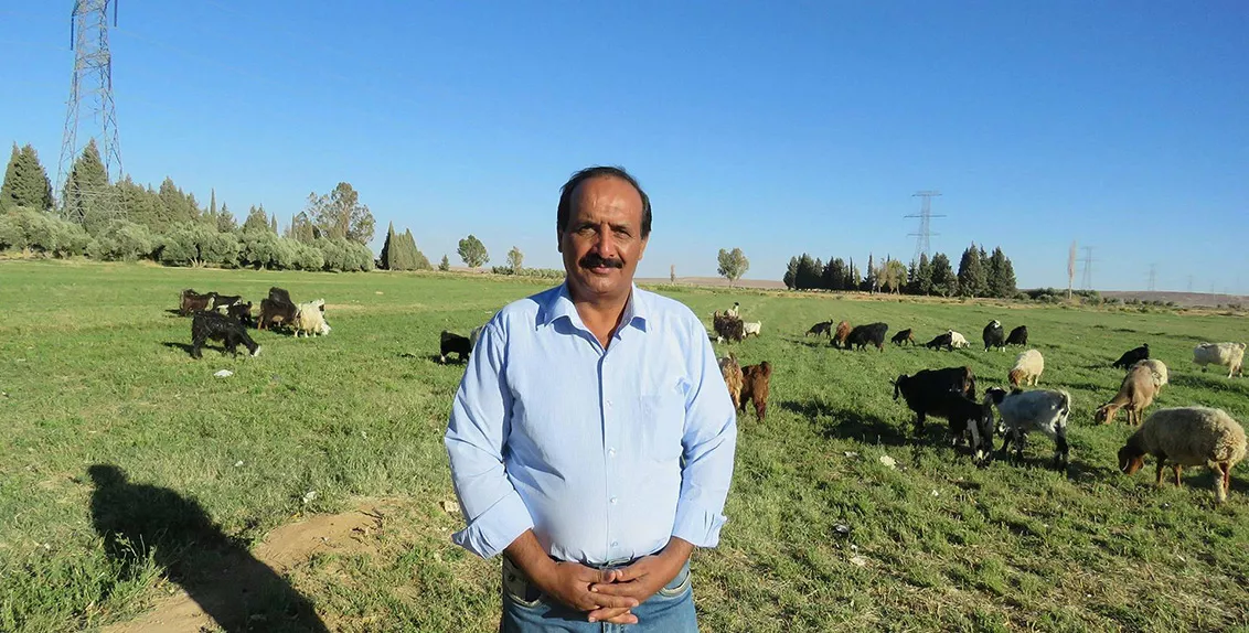 إذ عاد لمتابعة مشروع كان قد بدأه مع والده قبل ما يزيد على 18 عاماً. فمشروع إعادة توطين البدو يهدف إلى تشجيع السكان المحليين على العمل في مجال الزراعة.