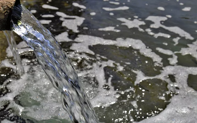 تشير التقديرات بأنه عالمياً يستخدم مايربو على 8.7 مليون متر مكعب من المياه المحلاة لأغراض الري في حين يُنتج مايربو على 3.5 مليون متر مكعب من المياه شديدة الملوحة يومياً. وبناء عليه، فإن ضمان التصريف الآمن والاستخدام المستدام للمياه شديدة الملوحة يعد أمراً بالغ الأهمية. 