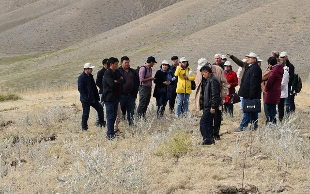 The training course kicked off with a field day trip to a farm in the Mugol village, located in the hilly part of Jizzakh Region. During the visit, participants observed the recently introduced ‘seed isles’ technology for rangeland rehabilitation in semi-desert foothills.