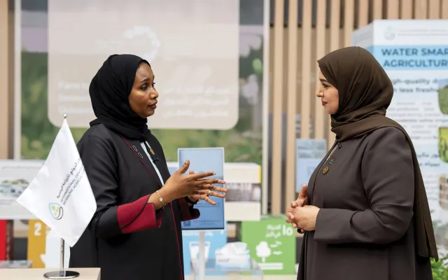 شهدت أعمال النسخة الثانية من "المؤتمر والمعرض الزراعي الإماراتي" المنعقد في مدينة العين، الإطلاق الرسمي لـ "المبادرة الزراعية الوطنية لتبني المحاصيل الذكية مناخياً في دولة الإمارات العربية المتحدة"، في خطوة استراتيجية تقودها وزارة التغير المناخي والبيئة بالتعاون مع المركز الدولي للزراعة الملحية (إكبا).