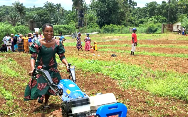  ففي أكثر البيئات الزراعية هشاشة حول العالم، تضطلع النساء الريفيات بدور محوري في إنتاج الغذاء وحوكمة استخدام الأراضي، ومع ذلك ما زلن يتأثرن بصورة غير متكافئة بتغير المناخ وبعدم المساواة في الوصول إلى الموارد المختلفة.