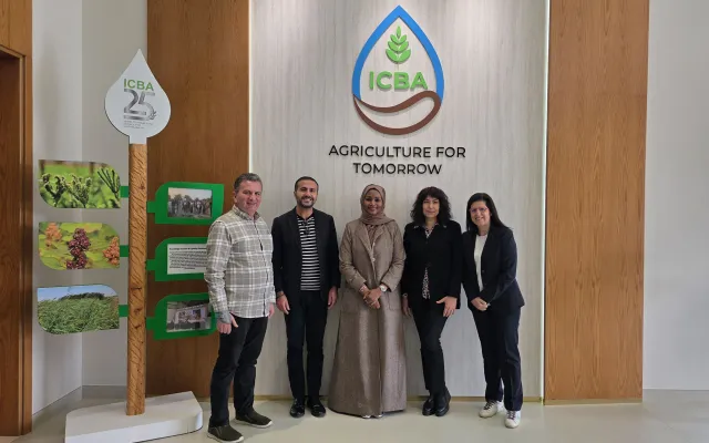 وبدأ التعاون بين إكبا وأكاديمية التعلّم الإلكتروني لمنظمة الأغذية والزراعة التابعة للأمم المتحدة (الفاو) في أغسطس 2020، بهدف توسيع نطاق التعلّم الرقمي المعتمد ومتعدد اللغات. وفي عام 2022، أطلق إكبا بوابته للتعلّم الإلكتروني، التي استفاد منها نحو 1,200 متعلّم من 70 دولة عبر 12 موضوعًا تخصصيًا، من بينها أربع دورات متاحة باللغة العربية. وجميع دورات إكبا معتمدة من قِبل خدمة اعتماد التطوير المهني المستمر (CPD) في المملكة المتحدة، بما يضمن محتوى تدريبيًا منظّمًا قائمًا على الكفاءات ومتوافقًا مع معايير دولية معترف