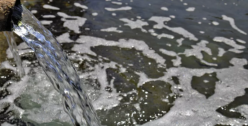 تشير التقديرات بأنه عالمياً يستخدم مايربو على 8.7 مليون متر مكعب من المياه المحلاة لأغراض الري في حين يُنتج مايربو على 3.5 مليون متر مكعب من المياه شديدة الملوحة يومياً. وبناء عليه، فإن ضمان التصريف الآمن والاستخدام المستدام للمياه شديدة الملوحة يعد أمراً بالغ الأهمية. 