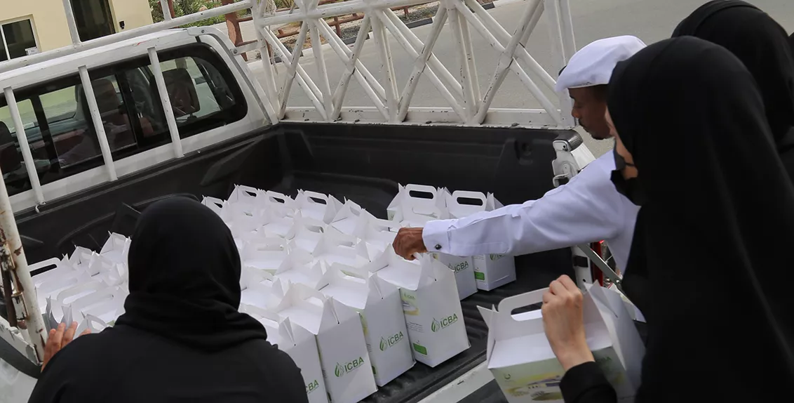 وتم تسليم حوالي 200 كجم من الطماطم لجمعية الهلال الأحمر الإماراتي ليتم توزيعها على المستحقين.