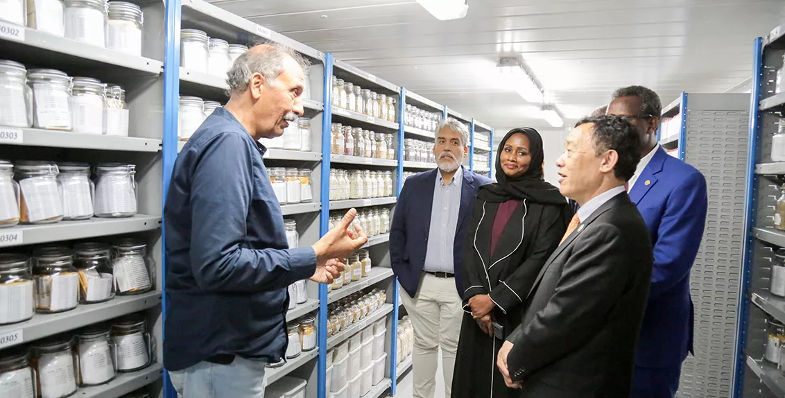 As part of the visit, Dr. QU Dongyu, Director-General of FAO, also toured ICBA’s research facilities and experimental fields, including the Desert Life Sciences Laboratory.