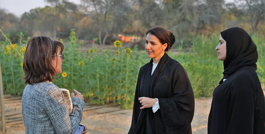 معالي مريم المهيري ومعالي سارة الأميري خلال زيارة مواقع الحقول البحثية في إكبا 