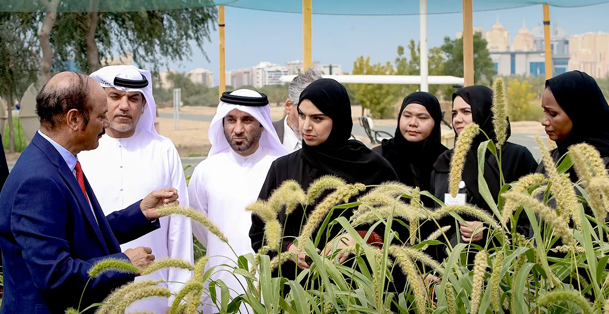 H.E. highlighted that the purpose of the visit is to underline the importance of improving the sustainability of local products, which was also the theme of National Environment Day. She emphasized that ensuring the sustainability of agricultural products is a top priority in the UAE in order to guarantee the production of agricultural and food products for our community at all times. 
