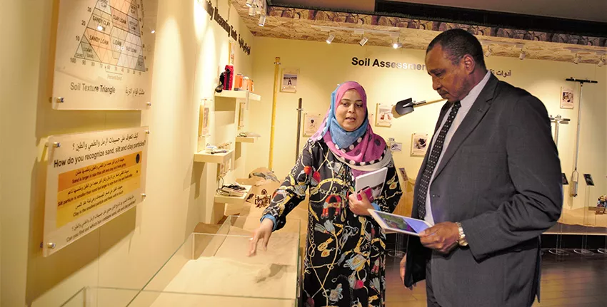 قام معالي البرفسور ابراهيم آدم أحمد الدخيري بجولة في منشآت إكبا البحثية تضمنت متحف الإمارات للتربة. 