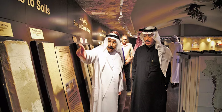 كما زار الدكتور بندر حجار متحف الإمارات للتربة وهو مرفق فريد من نوعه في منطقة الخليج.